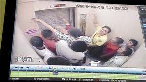 被困人員輪流砸墻進行自救。 被困人員輪流砸墻進行自救。