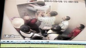 挖出的墻洞能讓一個身材嬌小的男子鉆出。 挖出的墻洞能讓一個身材嬌小的男子鉆出。