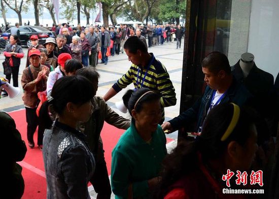 江西數(shù)百老人為領(lǐng)10元代金劵寒風中排隊數(shù)小時 江西數(shù)百老人為領(lǐng)10元代金劵寒風中排隊數(shù)小時