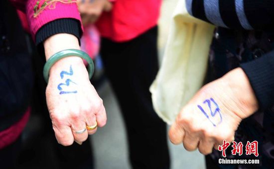 圖為10月28日,在江西九江市一家羊絨皮草服裝服飾博覽會現(xiàn)場,老人們正在頂著寒風排隊等待領(lǐng)取10元代金劵。 圖為10月28日,在江西九江市一家羊絨皮草服裝服飾博覽會現(xiàn)場,老人們正在頂著寒風排隊等待領(lǐng)取10元代金劵。