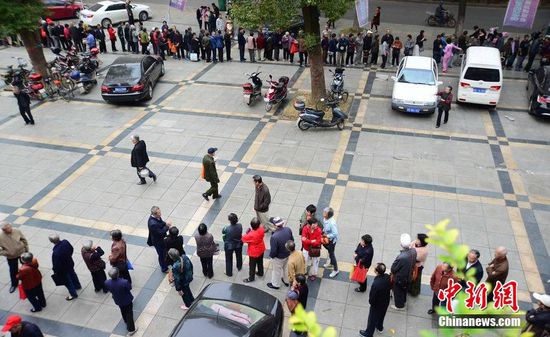 圖為10月28日,在江西九江市一家羊絨皮草服裝服飾博覽會現(xiàn)場,老人們正在頂著寒風排隊等待領(lǐng)取10元代金劵。 圖為10月28日,在江西九江市一家羊絨皮草服裝服飾博覽會現(xiàn)場,老人們正在頂著寒風排隊等待領(lǐng)取10元代金劵。