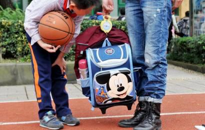 10月28日,記者對成都市某小學學生的書包進行稱重,該學生書包的重量為7.8公斤。 10月28日,記者對成都市某小學學生的書包進行稱重,該學生書包的重量為7.8公斤。