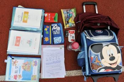 重7.8公斤的書包內所裝物品。 重7.8公斤的書包內所裝物品。