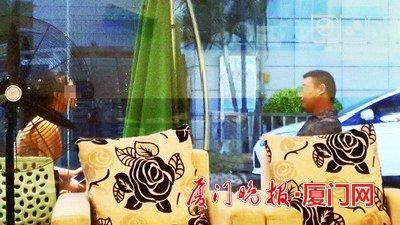 謝某約本報女記者在廈大附近一家咖啡廳見面,侃侃而談 謝某約本報女記者在廈大附近一家咖啡廳見面,侃侃而談