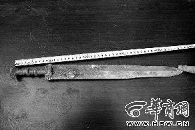 男子水泥料中發現戰國青銅劍 劍刃鋒利如初 男子水泥料中發現戰國青銅劍 劍刃鋒利如初
