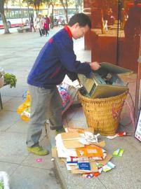 王光偉靠收廢品拾荒為生,每月僅有1000元的微薄收入。 王光偉靠收廢品拾荒為生,每月僅有1000元的微薄收入。