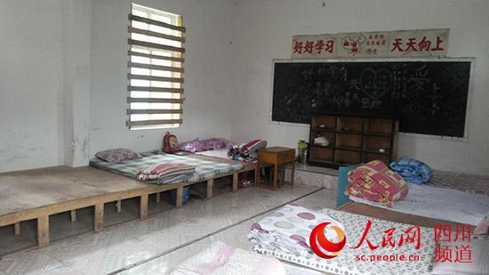 四川一小學條件差沒宿舍 寄宿學生只能睡教室 四川一小學條件差沒宿舍 寄宿學生只能睡教室