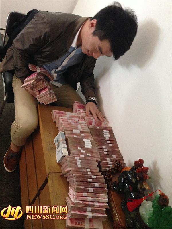 警方在犯罪嫌疑人手機中發現的照片，犯罪嫌疑人正在數騙來的贓款（警方提供）。