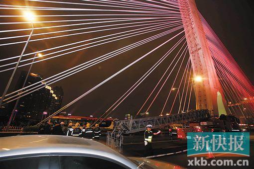 昨日深夜，橋上東側(cè)空出兩條車道用來救援。