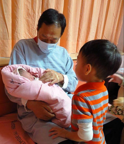 喜得愛(ài)女 臺(tái)灣富豪郭臺(tái)銘大方公開(kāi)女兒照片（圖）