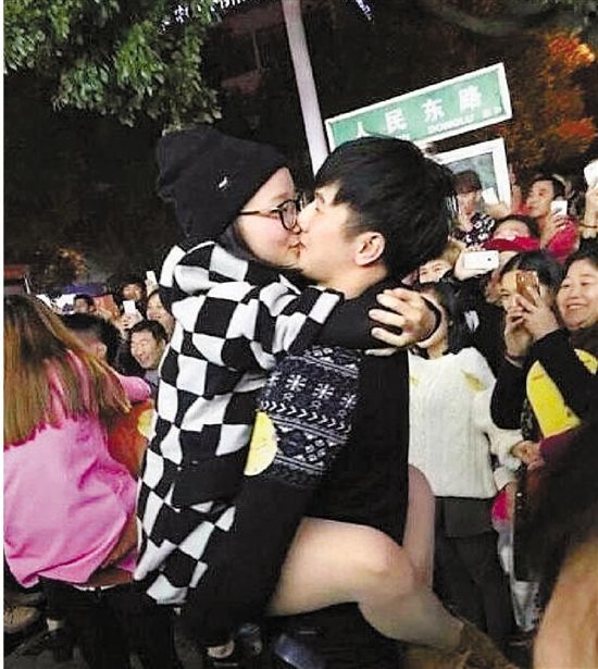 雖只是縣城的比賽,但水準著實不低,居然有選手采用考拉式。 雖只是縣城的比賽,但水準著實不低,居然有選手采用考拉式。