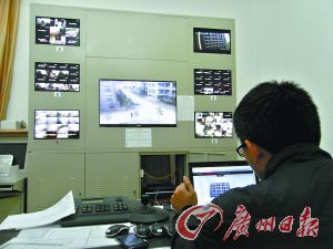 監控室就可以看到男生宿舍樓的情況。