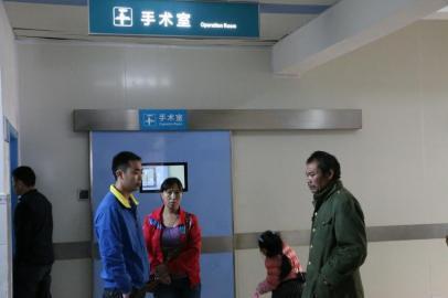 宇宇的父母和爺爺一直守候在手術(shù)室外。