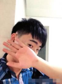 事發(fā)前,小曾發(fā)出一張剛剛剪完短發(fā)的照片。