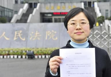 12月3日，起訴代理人出示公訴書。