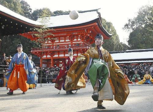 京都市左京區的下鴨神社舉行新年例行活動“蹴鞠”。