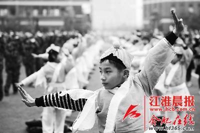 學生們在進行集體武術操展示。