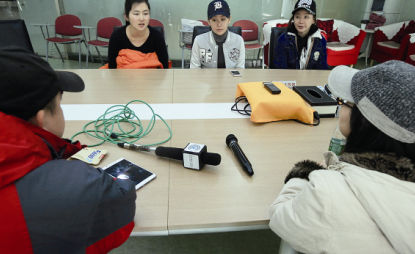 2014年12月23日,經歷韓國整容失敗的靳魏坤、宓圓圓、陳怡麗在北京召開記者會,希望維權 2014年12月23日,經歷韓國整容失敗的靳魏坤、宓圓圓、陳怡麗在北京召開記者會,希望維權