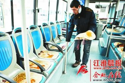 合肥公交司機自費購買《三字經(jīng)》裝飾車廂獲贊