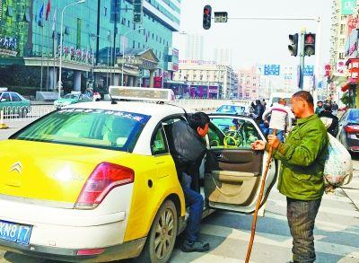 行乞者與保安聊天，竟頻頻對保安的收入表達(dá)出了不屑。