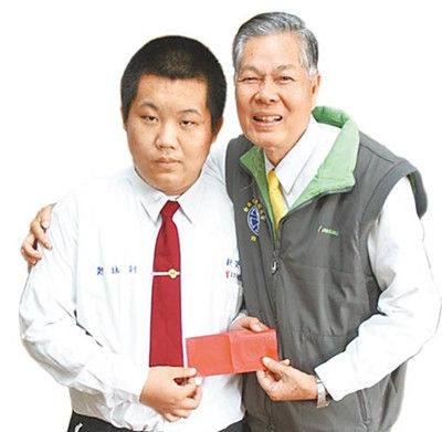 校長稱贊鄭詠釧（左）處變不驚，頒發2000元臺幣紅包“壓驚”，并記一大功。