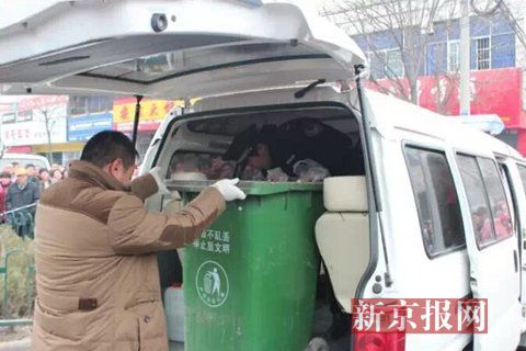 亳州路邊垃圾桶內驚現碎尸。網友供圖