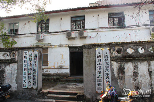 文成縣府大院除了主樓外，其他的基本為磚木結構的兩層小樓