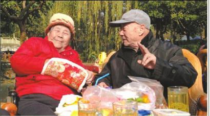 結(jié)婚60年，梁玉芹婆婆和王再功爺爺恩愛如初。