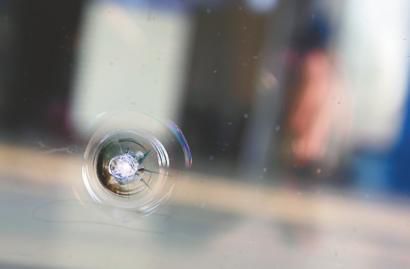 現場留下的鋼珠和玻璃上的彈痕 記者李鵬飛 攝 現場留下的鋼珠和玻璃上的彈痕 記者李鵬飛 攝