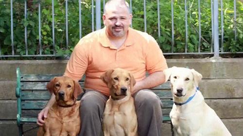 圖為吉姆和他的專業(yè)臭蟲探測犬在一起。