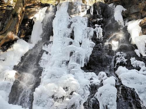 富士河口湖畔的瀑布結(jié)冰,成了一道“冰瀑”。 富士河口湖畔的瀑布結(jié)冰,成了一道“冰瀑”。