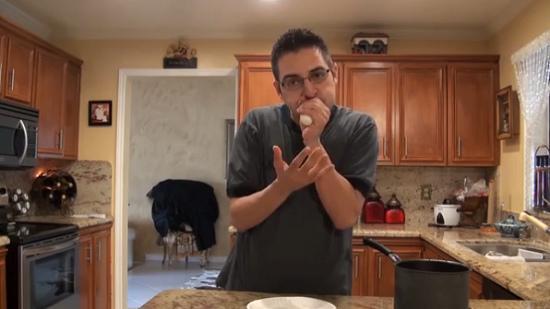 這名男子用手捏緊雞蛋，從窄口一吹，便能輕易把雞蛋吹出，而且不帶任何碎片。