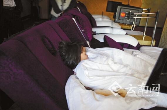 夜里，孩子就睡在沙發躺椅上。