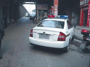 網友發帖稱警車亂停亂放 交警：一視同仁處罰