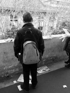 “娃在湖南上大學，馬上就要畢業了，所以我經常在網上瀏覽咸陽、西安的招聘信息，想讓他畢業后留在我和他媽身邊……”3月14日，秦都區人才交流中心在區政府二樓舉辦招聘會，一名50多歲的“求職者”吸引了不少人的目光。據悉，此次招聘會共有市內外112家企業參加，提供就業崗位3200個。