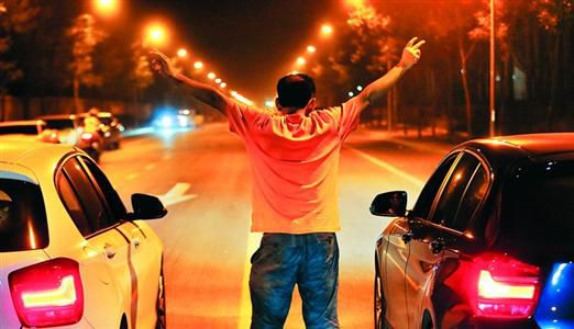 2013年8月25日凌晨,北京,在東壩大街路口進行的一場飆車。 2013年8月25日凌晨,北京,在東壩大街路口進行的一場飆車。