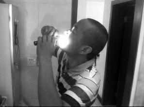 絕癥男子多次用剪刀自切腫瘤 醫生稱此舉有危險