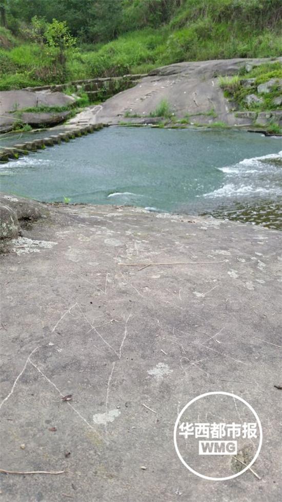 地上寫著:ZZ,我喜歡你 地上寫著:ZZ,我喜歡你