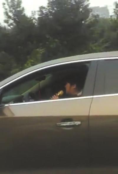 成都一女司機(jī)開車K歌遭查 不忘與對面司機(jī)互動