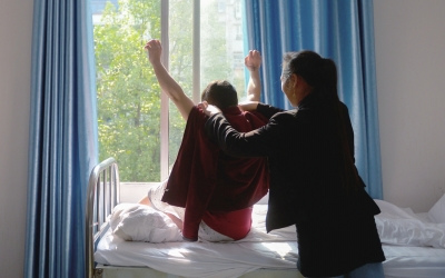 出院前，窗外透進一道陽光，打在他的身上。