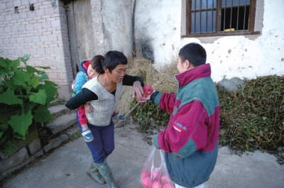 看到他遞來蘋果，村人尷尬地笑笑，婉拒了。