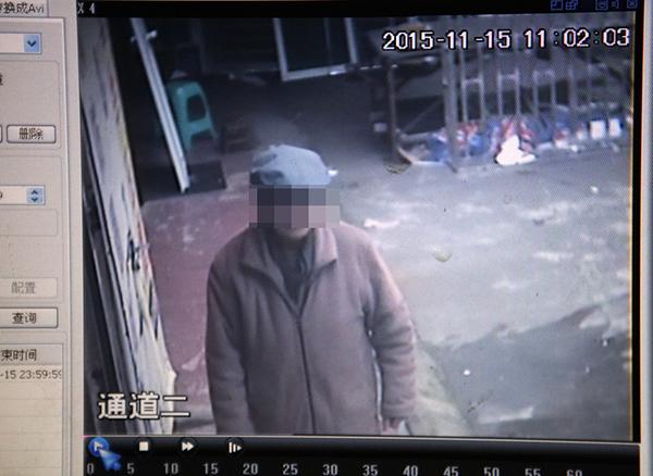 2015年11月17日，鄰居家的監(jiān)控在事發(fā)當(dāng)天拍到老人生前遺像。澎湃新聞?dòng)浾?雍凱 圖