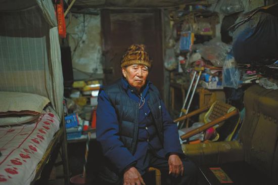 1月14日,成都五塊石車站附近,廖弟友在家接受記者采訪。 1月14日,成都五塊石車站附近,廖弟友在家接受記者采訪。