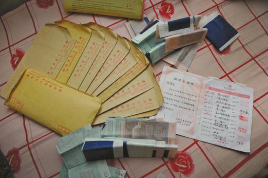 廖弟友捐款后保存的部分收據(jù)。 廖弟友捐款后保存的部分收據(jù)。