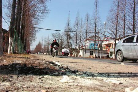 現場有條帶血的輪胎印記。