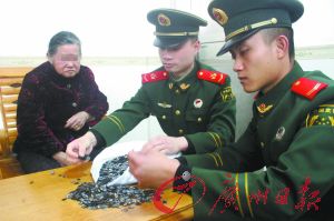 手機(jī)內(nèi)存卡因體積小、價(jià)值高，成為水客走私的“新寵”。圖為邊防官兵正在清點(diǎn)走私物品。