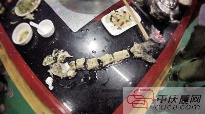 拼出魚骨，推斷魚沒有3斤8兩。 本報記者 平索茜 攝