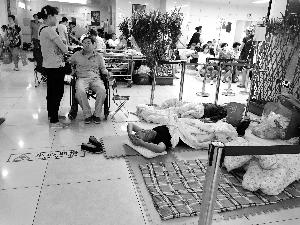 協(xié)和醫(yī)院門外商販出租的床，12小時500元。