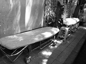 天壇醫(yī)院外商販出租的床，一天350元。汪慧賢/攝