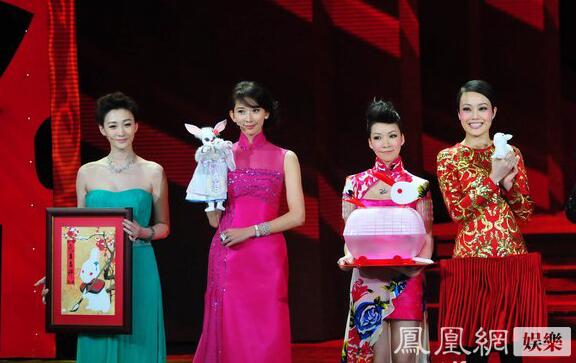 一直覺得長得奇怪的景甜，跟劉天仙的合影，竟然還不錯。